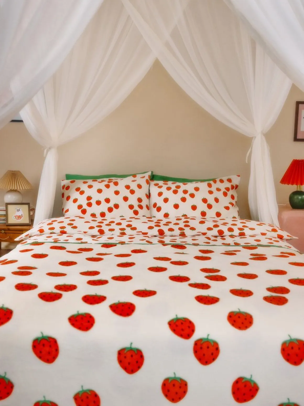 Strawberries Fleece Bedspread Twin